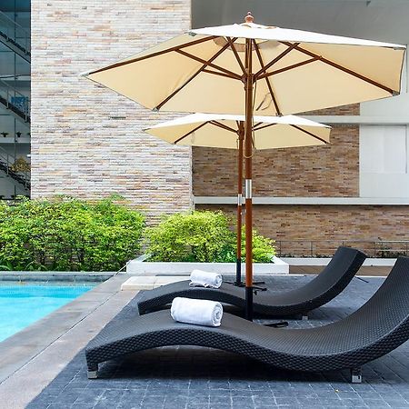 The Capital Resort @ Sukhumvit 50 방콕 외부 사진 Sunloungers by a pool