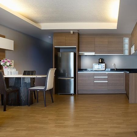The Capital Resort @ Sukhumvit 50 방콕 외부 사진 A modern kitchen