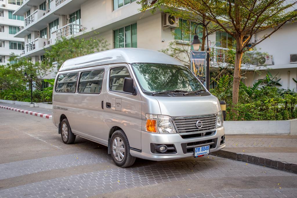 The Capital Resort @ Sukhumvit 50 방콕 외부 사진 2015 Nissan Urvan