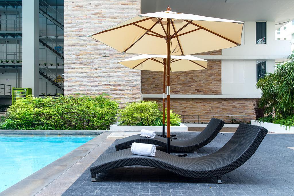 The Capital Resort @ Sukhumvit 50 방콕 외부 사진 Sunloungers by a pool