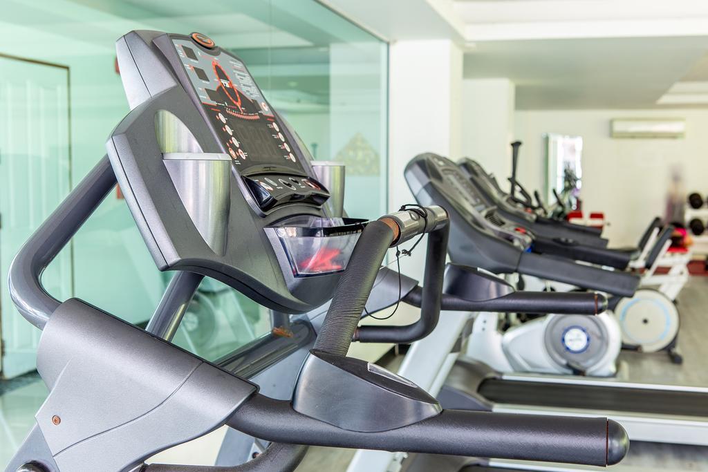 The Capital Resort @ Sukhumvit 50 방콕 외부 사진 Treadmills in a gym