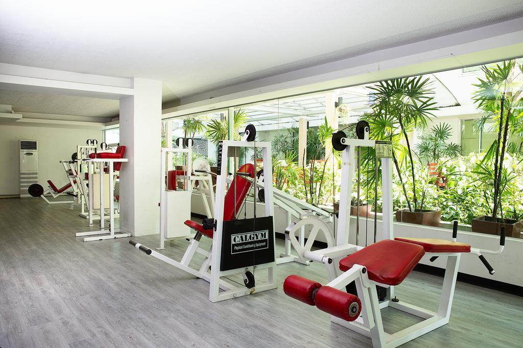 The Capital Resort @ Sukhumvit 50 방콕 외부 사진 A gym in a hotel