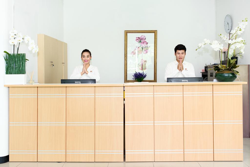 The Capital Resort @ Sukhumvit 50 방콕 외부 사진 Reception desk
