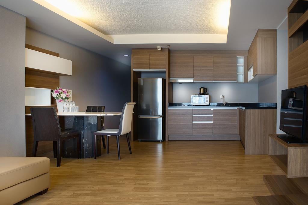The Capital Resort @ Sukhumvit 50 방콕 외부 사진 A modern kitchen