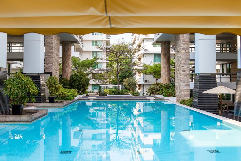 The Capital Resort @ Sukhumvit 50 방콕 외부 사진 The swimming pool at the hotel