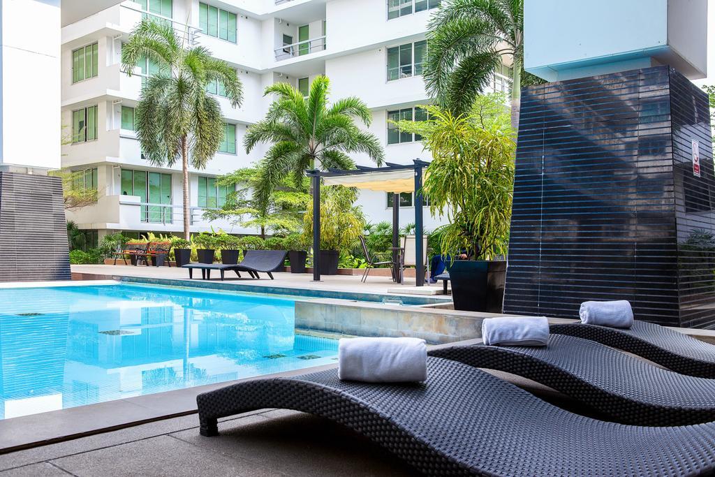 The Capital Resort @ Sukhumvit 50 방콕 외부 사진 The swimming pool at the hotel