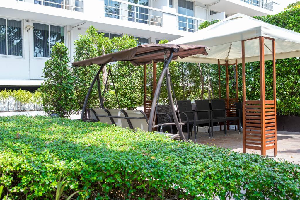 The Capital Resort @ Sukhumvit 50 방콕 외부 사진 A pergola with a swing