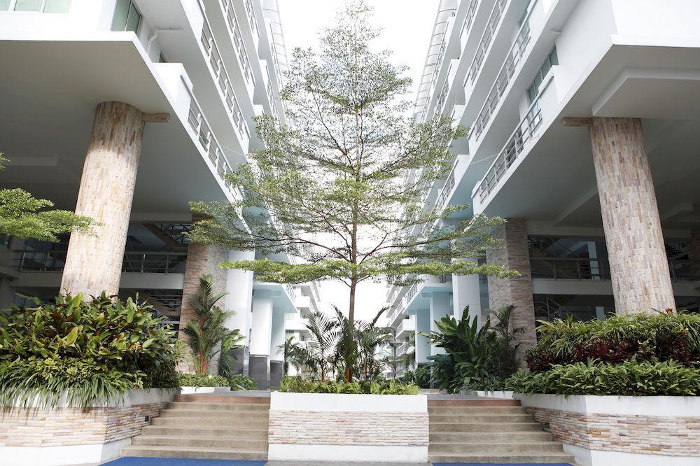 The Capital Resort @ Sukhumvit 50 방콕 외부 사진 The courtyard of the school
