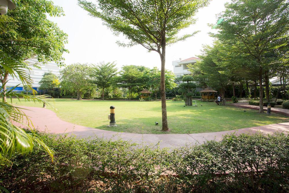 The Capital Resort @ Sukhumvit 50 방콕 외부 사진 The lawn