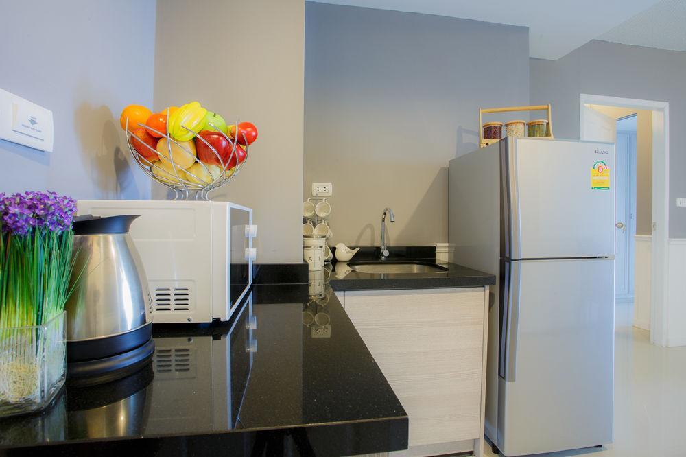 The Capital Resort @ Sukhumvit 50 방콕 외부 사진 A modern kitchen