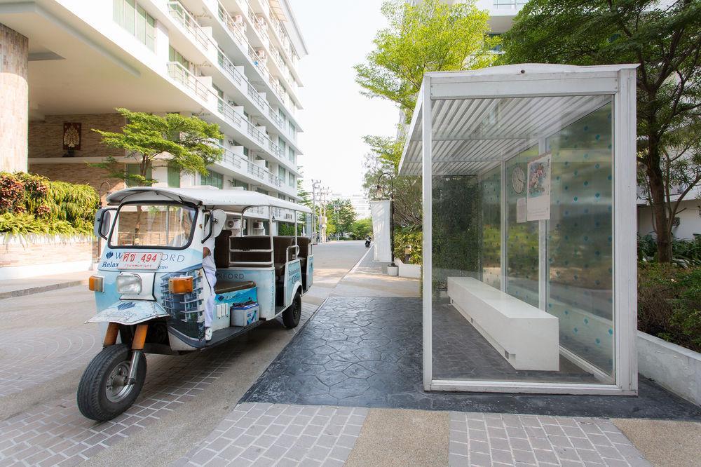 The Capital Resort @ Sukhumvit 50 방콕 외부 사진 Tuk-tuk at the bus stop