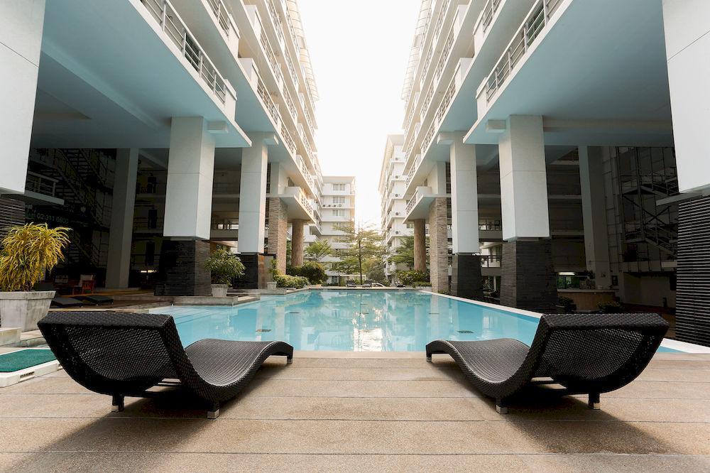 The Capital Resort @ Sukhumvit 50 방콕 외부 사진 The swimming pool at the 10th floor of the building