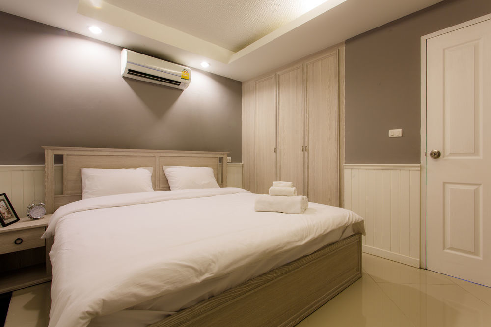 The Capital Resort @ Sukhumvit 50 방콕 외부 사진 A bedroom with a split-type air conditioner