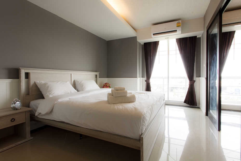 The Capital Resort @ Sukhumvit 50 방콕 외부 사진 A bedroom in a hotel