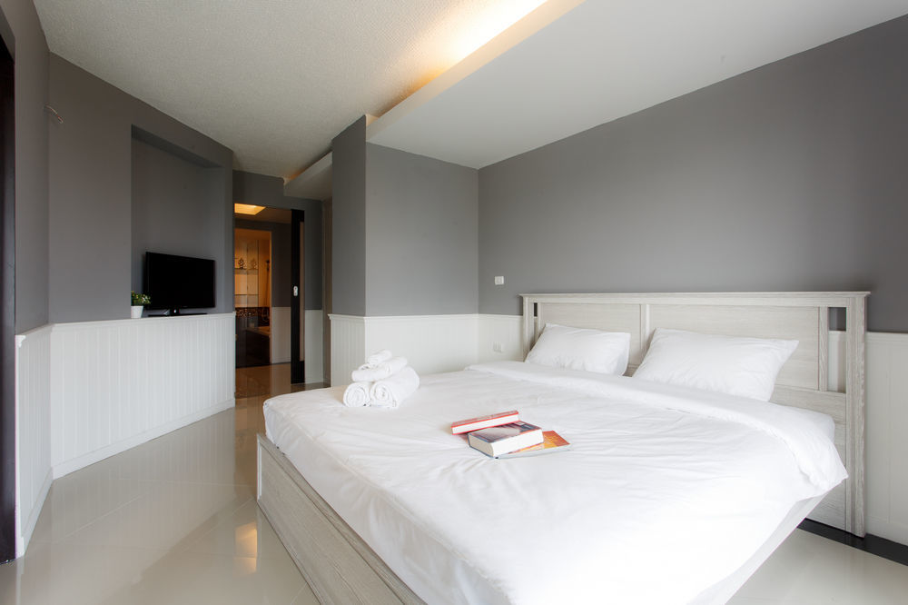 The Capital Resort @ Sukhumvit 50 방콕 외부 사진 A bedroom in a hotel