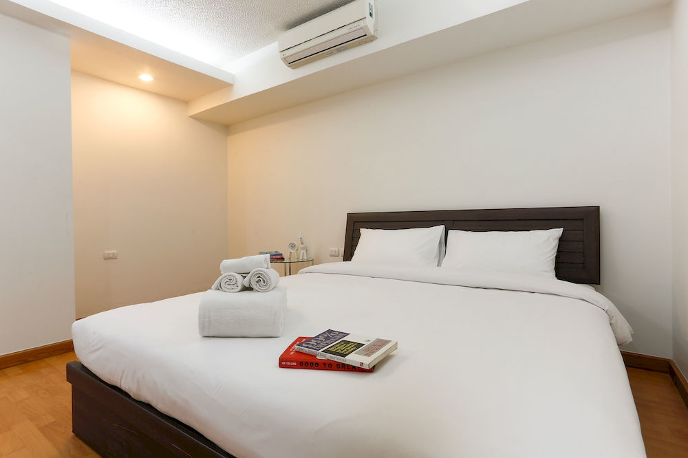 The Capital Resort @ Sukhumvit 50 방콕 외부 사진 A bedroom at a hotel in Bangkok, Thailand