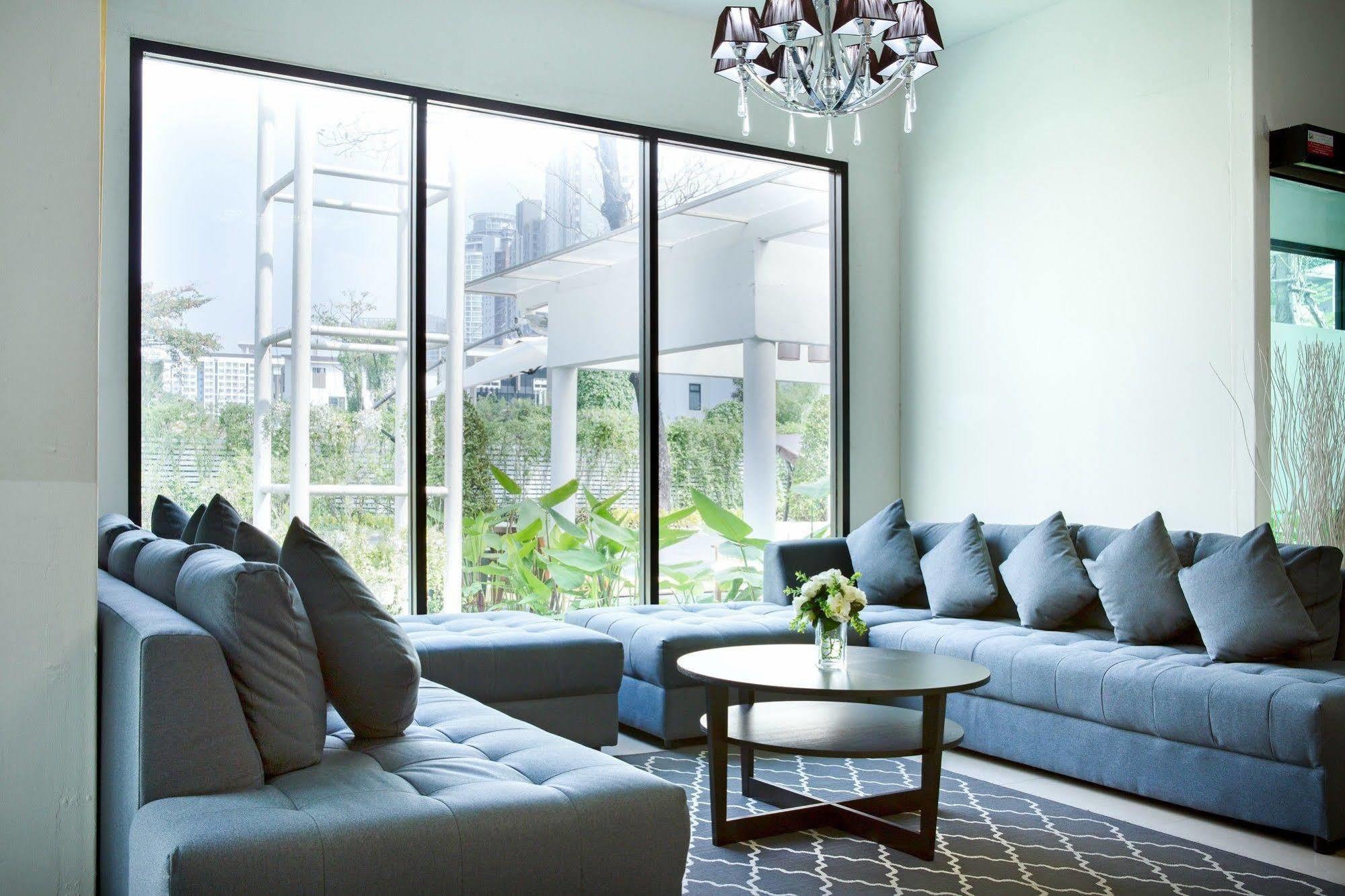 The Capital Resort @ Sukhumvit 50 방콕 외부 사진 A living room