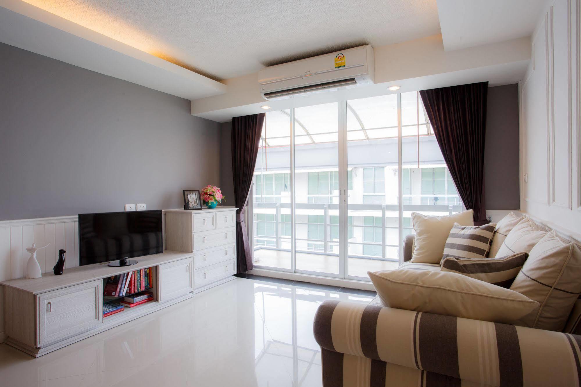 The Capital Resort @ Sukhumvit 50 방콕 외부 사진 A living room in a condominium