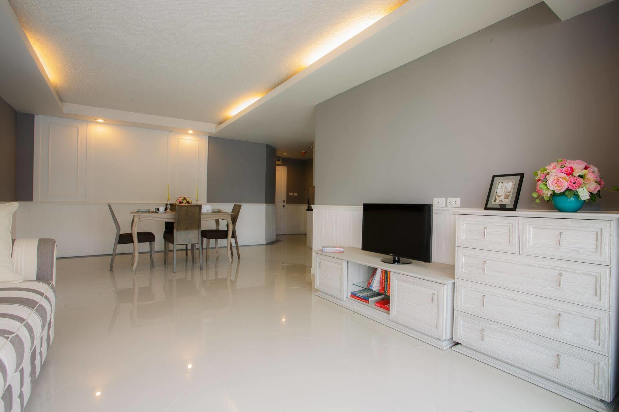 The Capital Resort @ Sukhumvit 50 방콕 외부 사진 A living room in a landed property in Singapore