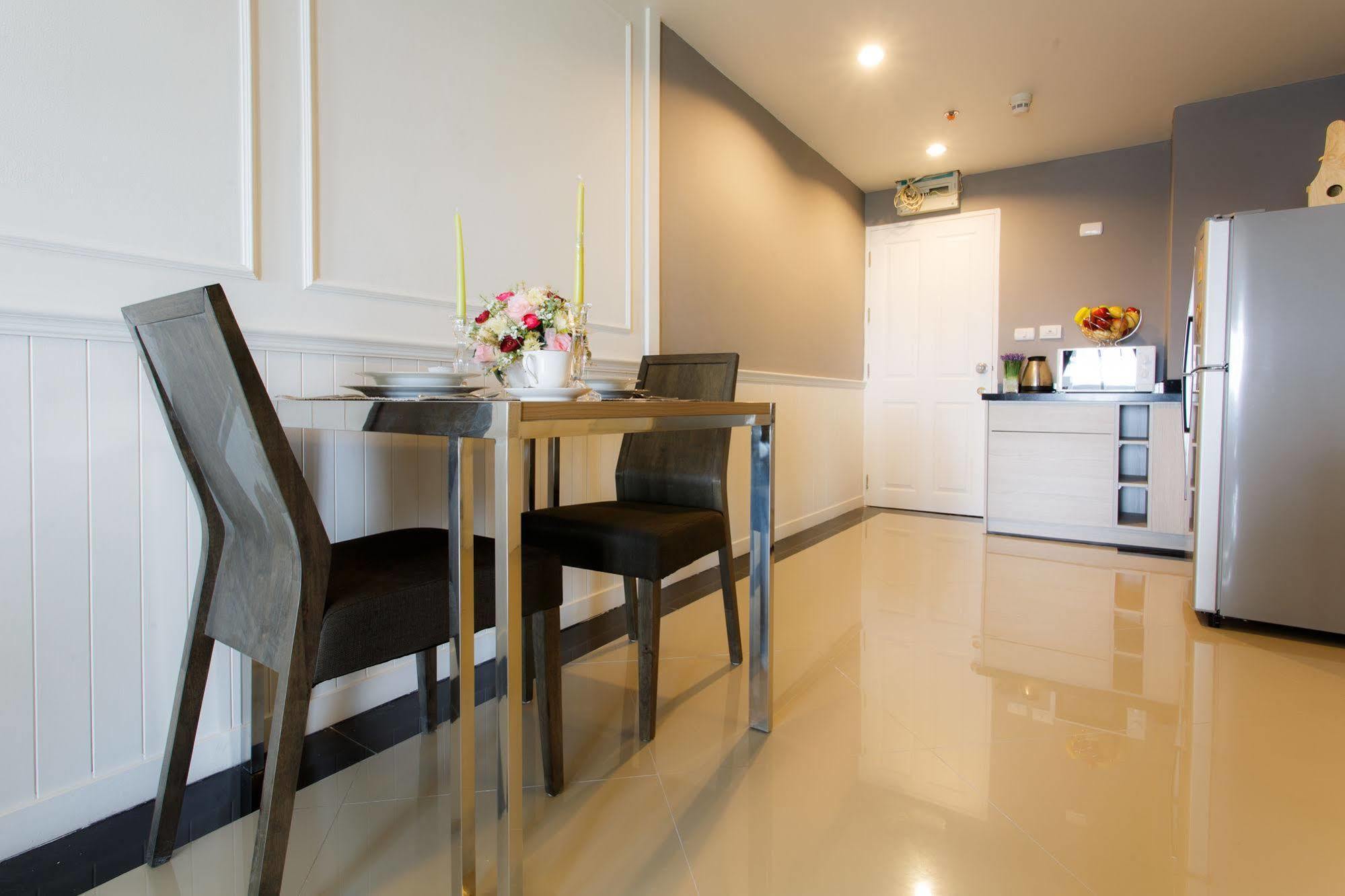 The Capital Resort @ Sukhumvit 50 방콕 외부 사진 A modern kitchen