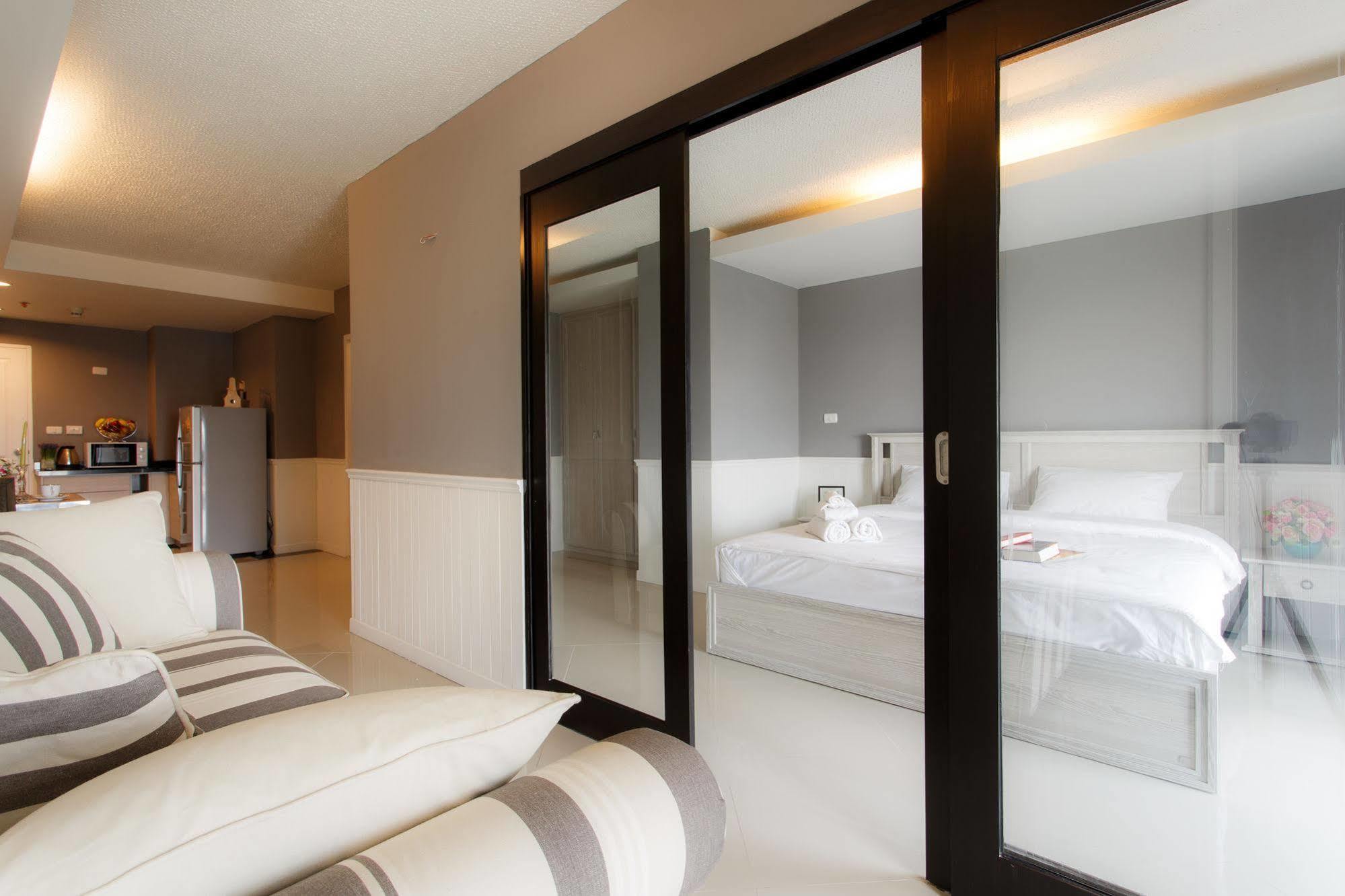 The Capital Resort @ Sukhumvit 50 방콕 외부 사진 Sliding doors