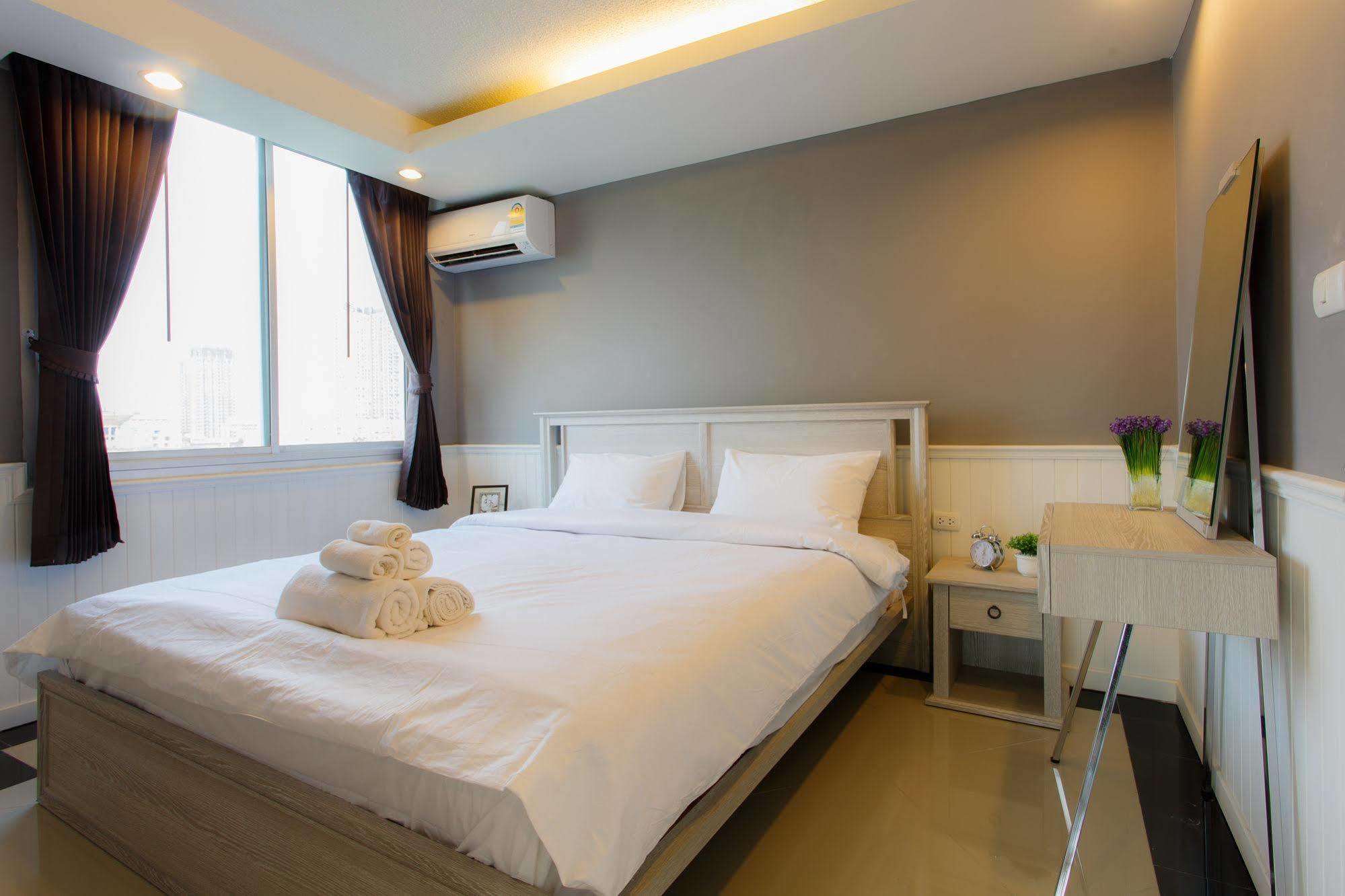The Capital Resort @ Sukhumvit 50 방콕 외부 사진 A bedroom in a hotel
