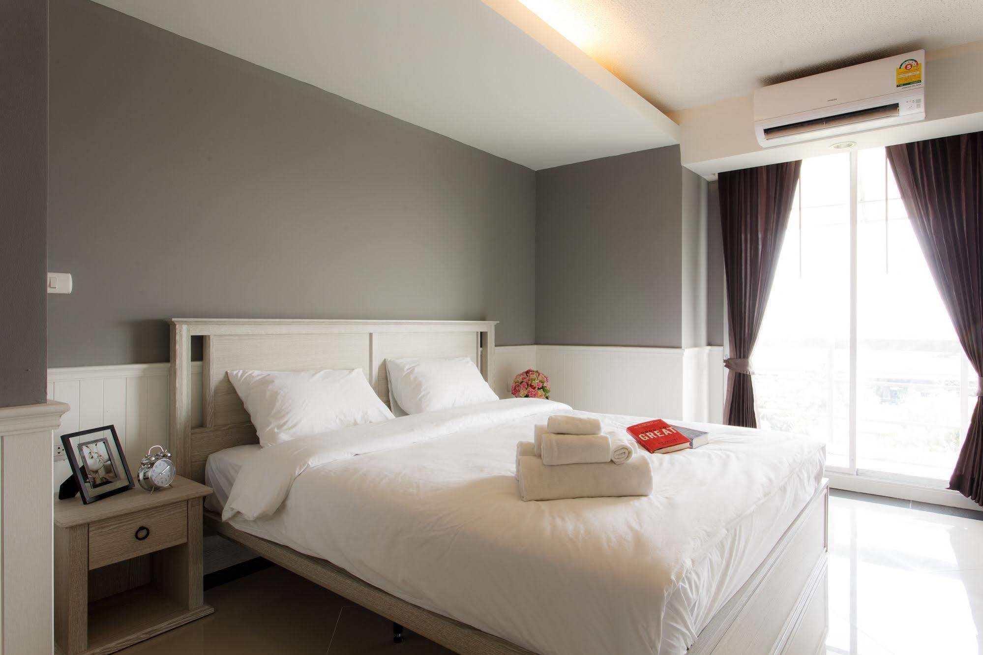 The Capital Resort @ Sukhumvit 50 방콕 외부 사진 A bedroom in a hotel