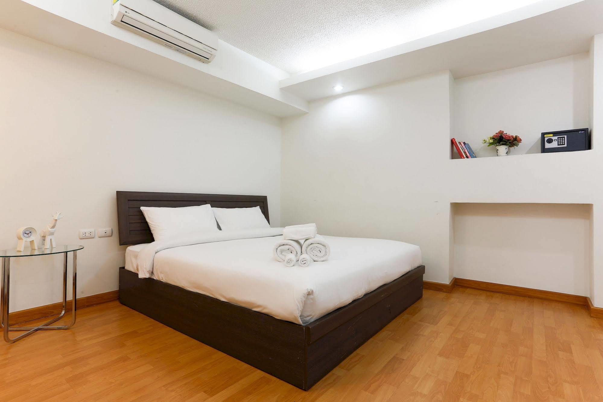 The Capital Resort @ Sukhumvit 50 방콕 외부 사진 A bedroom at the hotel