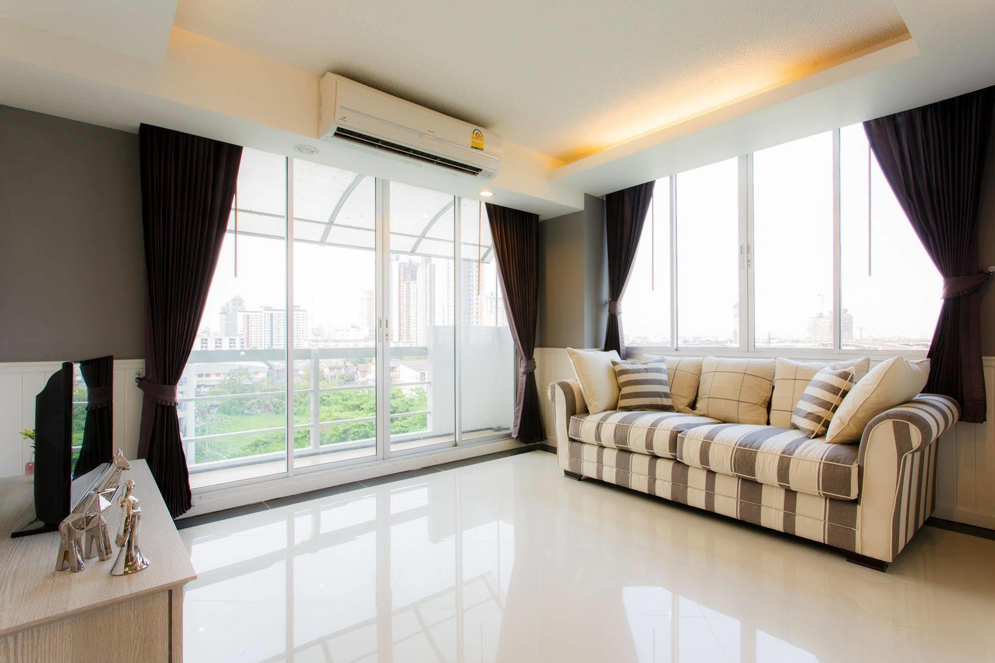 The Capital Resort @ Sukhumvit 50 방콕 외부 사진 A living room with a sofa