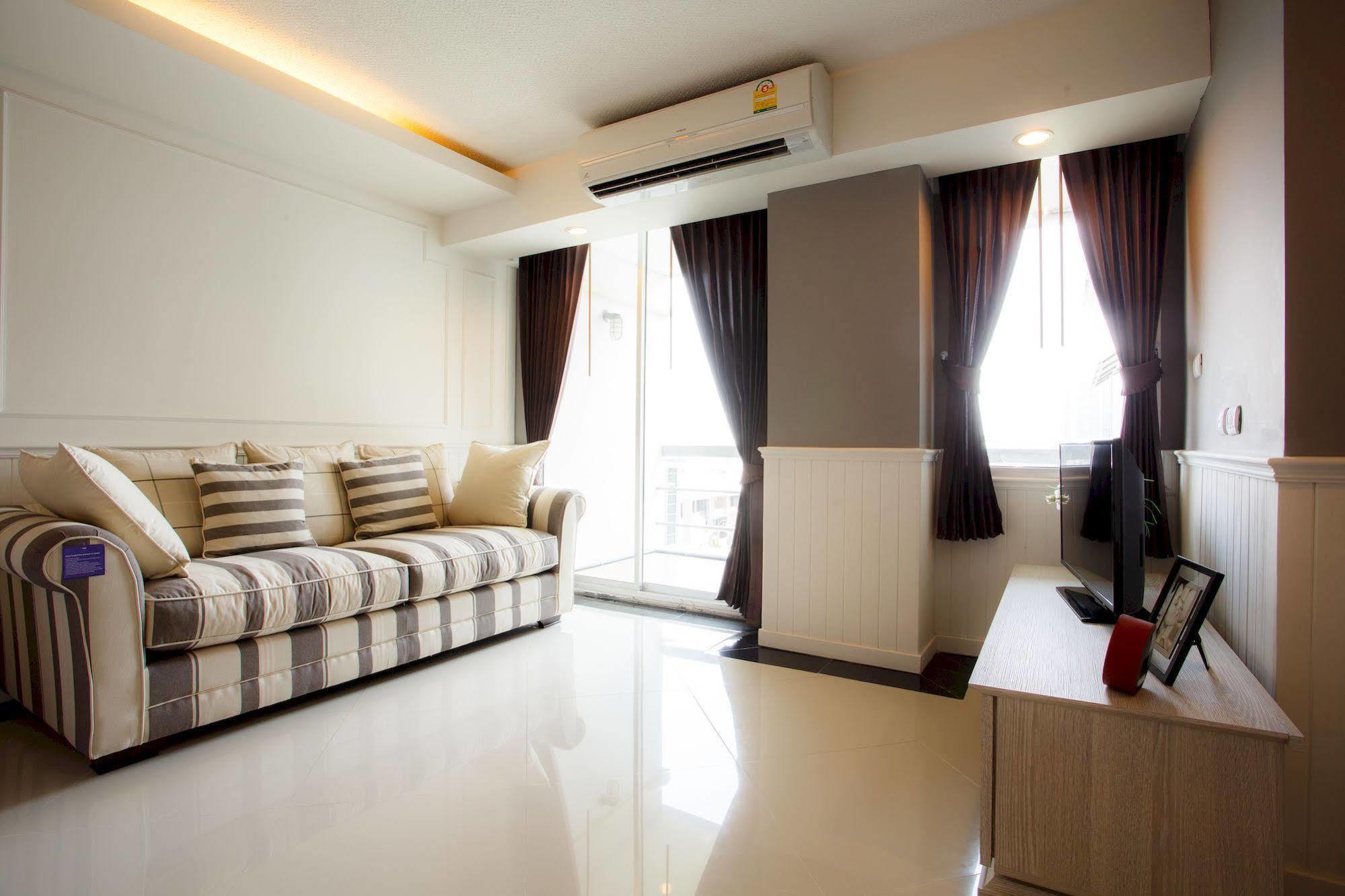 The Capital Resort @ Sukhumvit 50 방콕 외부 사진 A living room in a condominium