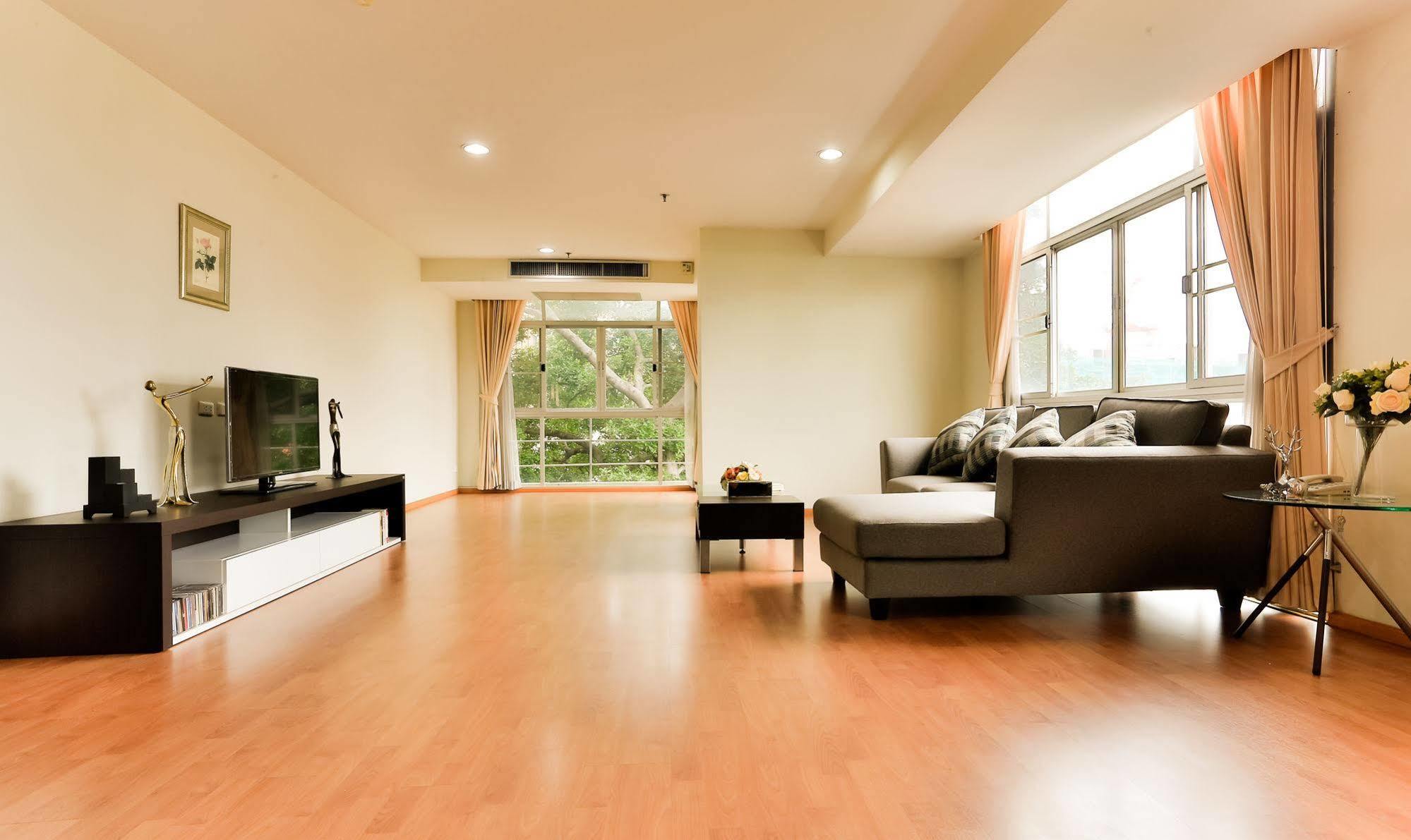 The Capital Resort @ Sukhumvit 50 방콕 외부 사진 A living room with a laminate wood floor
