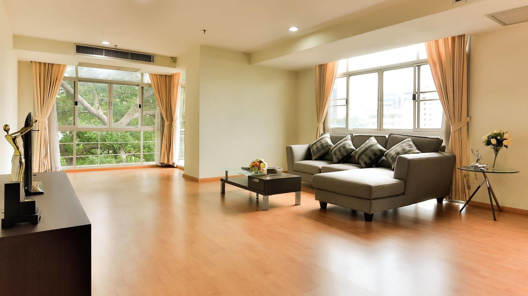 The Capital Resort @ Sukhumvit 50 방콕 외부 사진 A living room with a laminate wood floor
