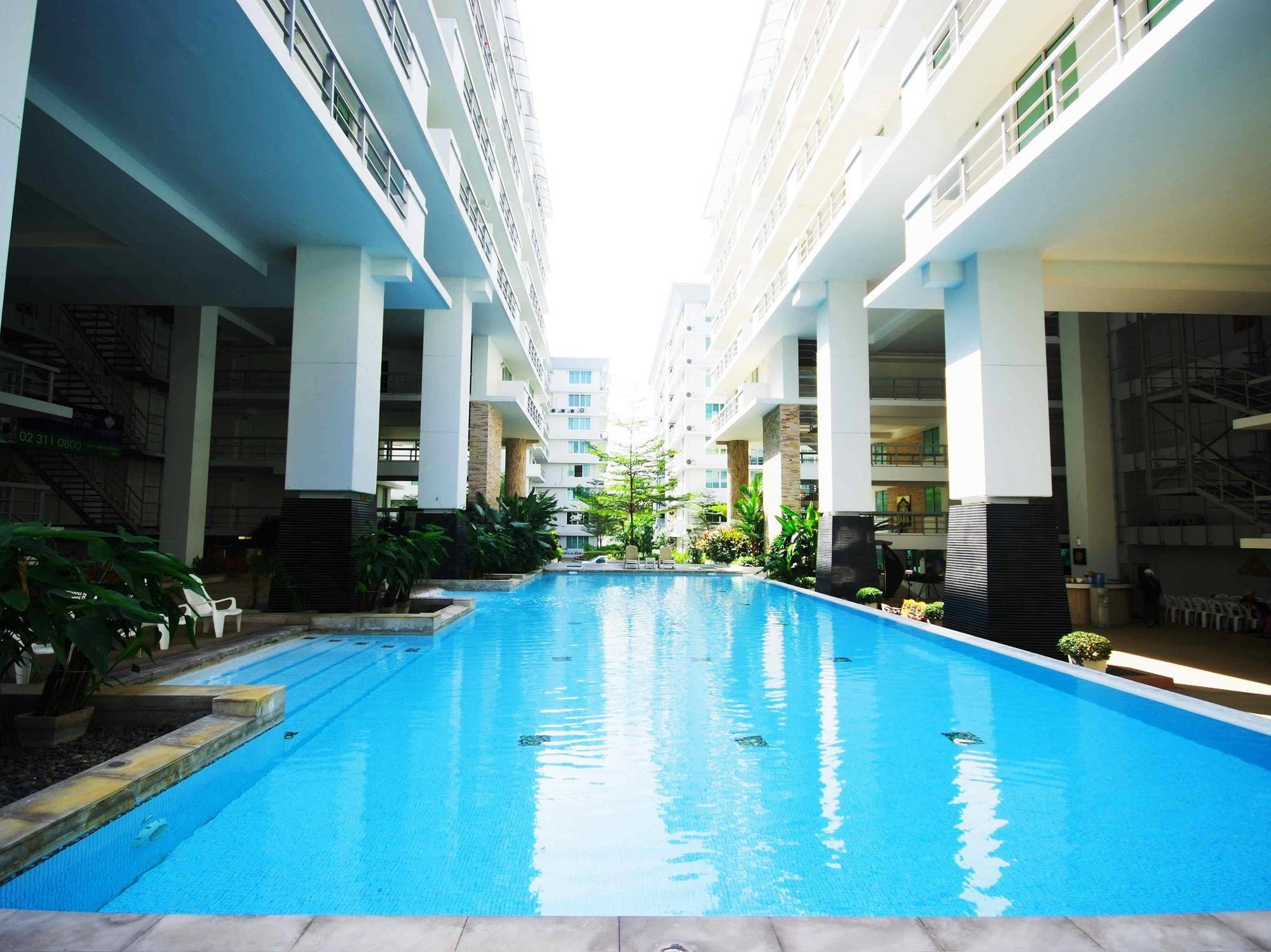 The Capital Resort @ Sukhumvit 50 방콕 외부 사진 The swimming pool at the 10th floor of the building
