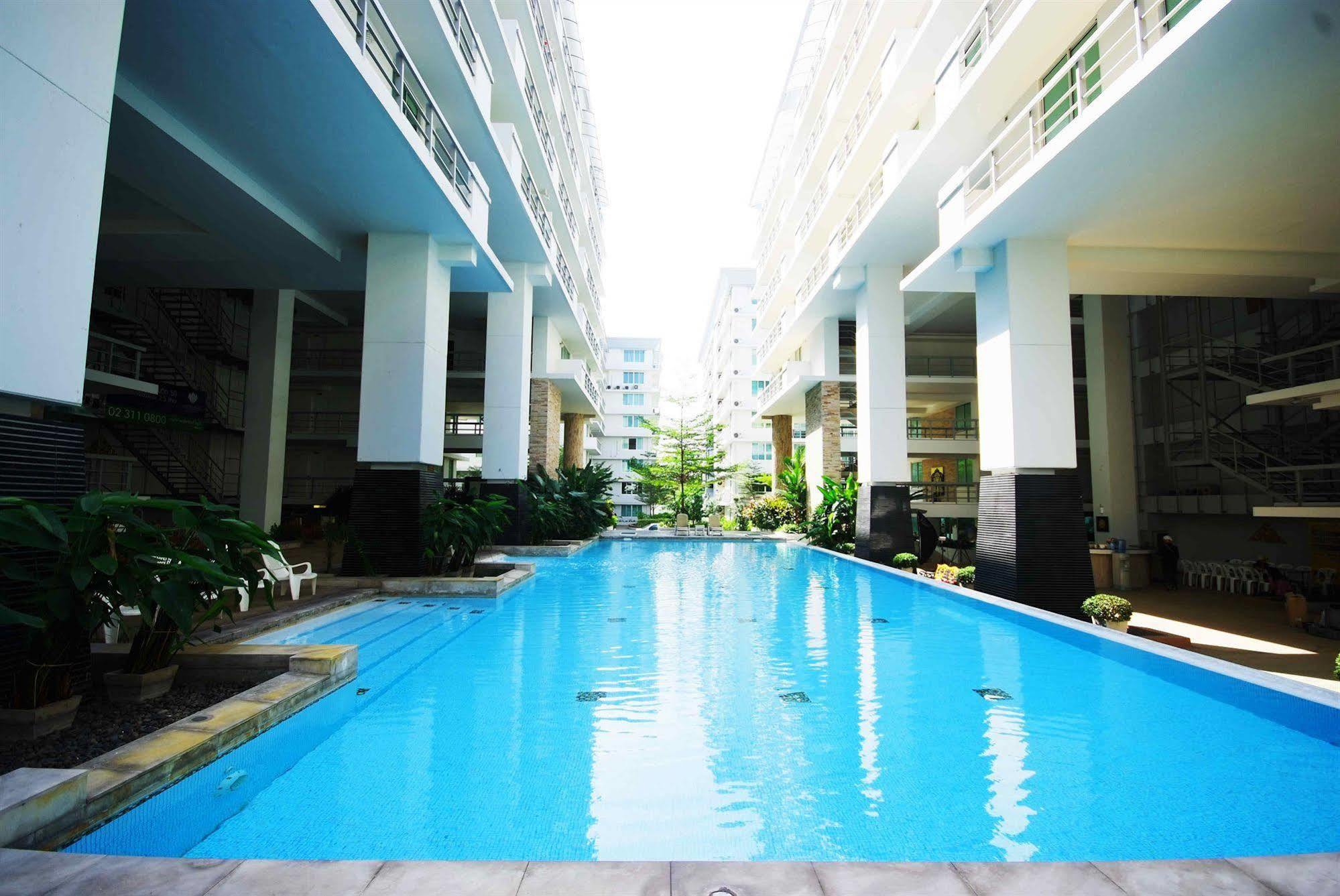 The Capital Resort @ Sukhumvit 50 방콕 외부 사진 The swimming pool at the 10th floor of the building