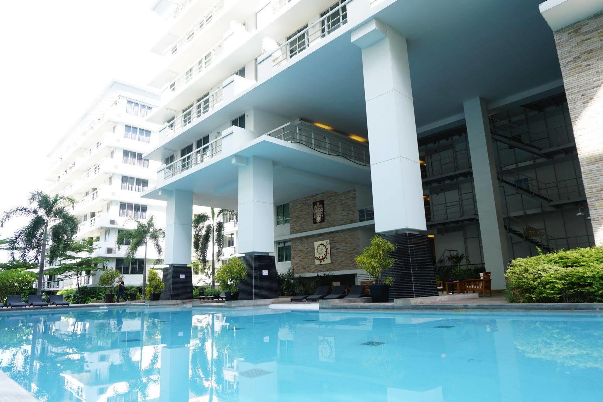 The Capital Resort @ Sukhumvit 50 방콕 외부 사진 The swimming pool at the 10th floor