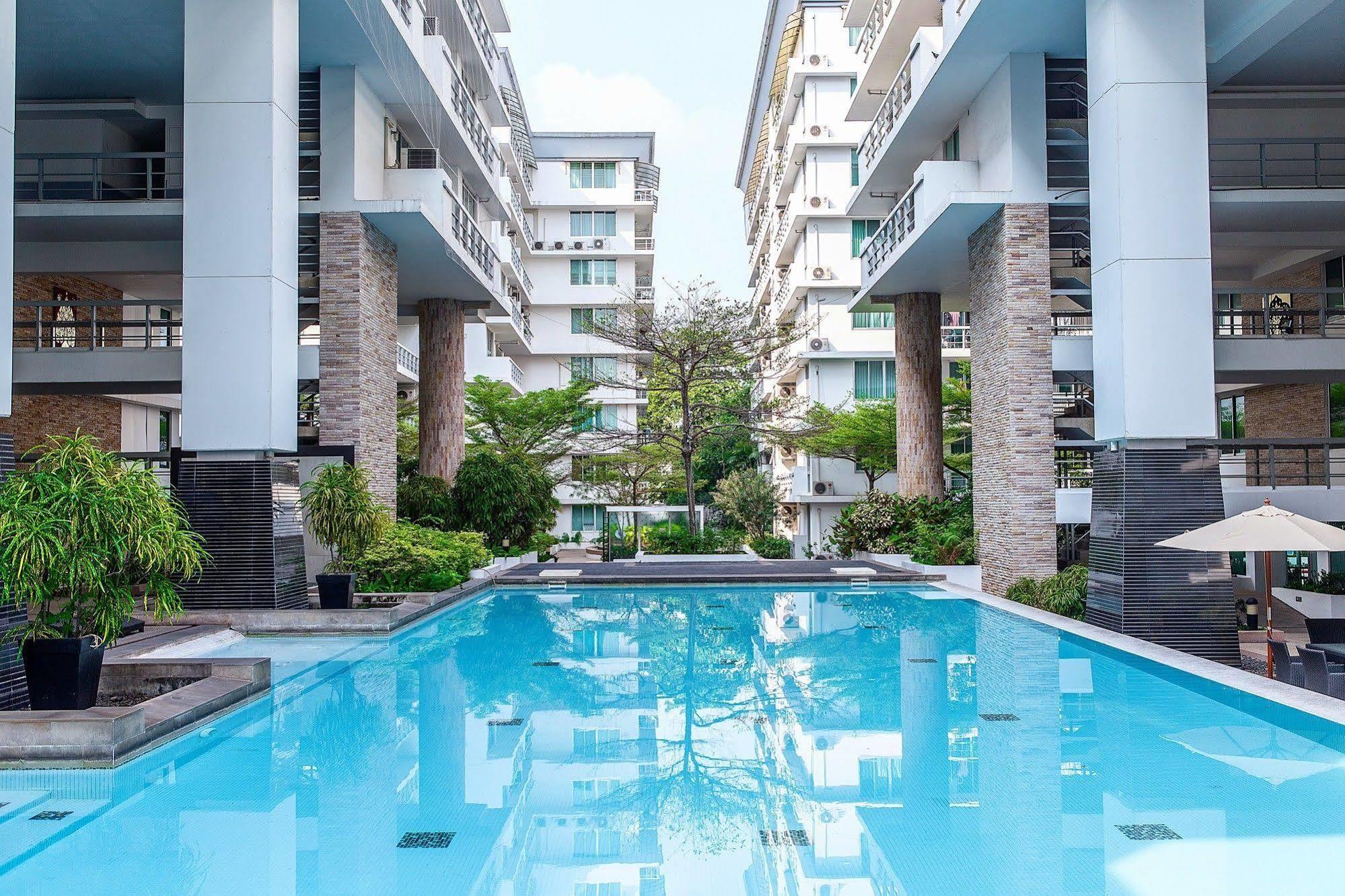The Capital Resort @ Sukhumvit 50 방콕 외부 사진 The swimming pool at the hotel