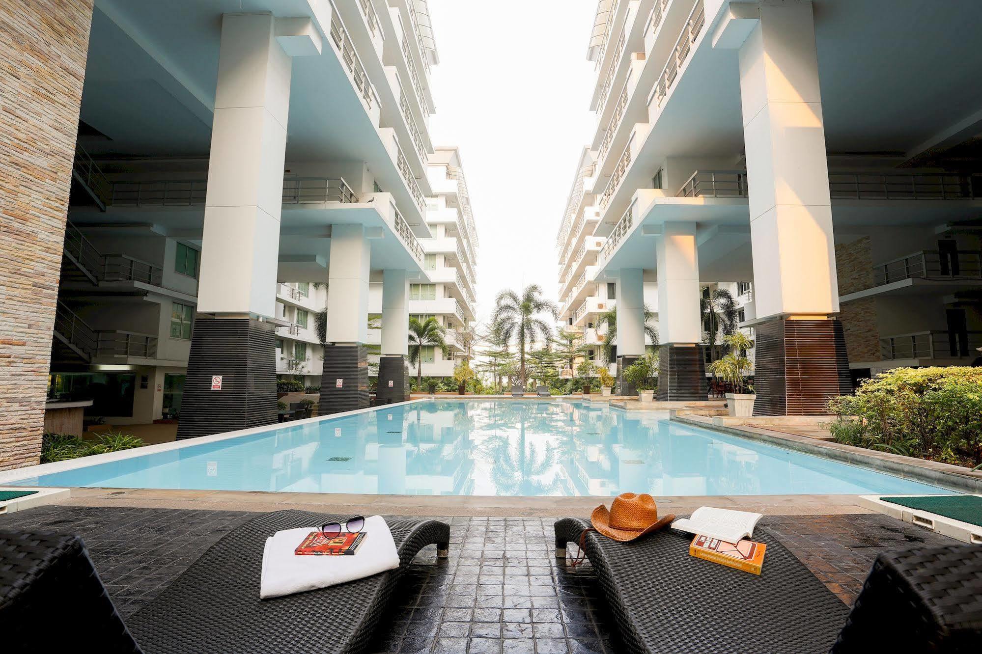 The Capital Resort @ Sukhumvit 50 방콕 외부 사진 The swimming pool at the complex